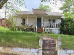 Single Family 3BR 1BA - 206 LOCUST ST, Galax, VA