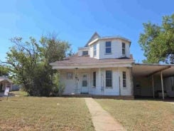 Single Family 3BR 4BA - 321 W B Ave, Elk City, OK
